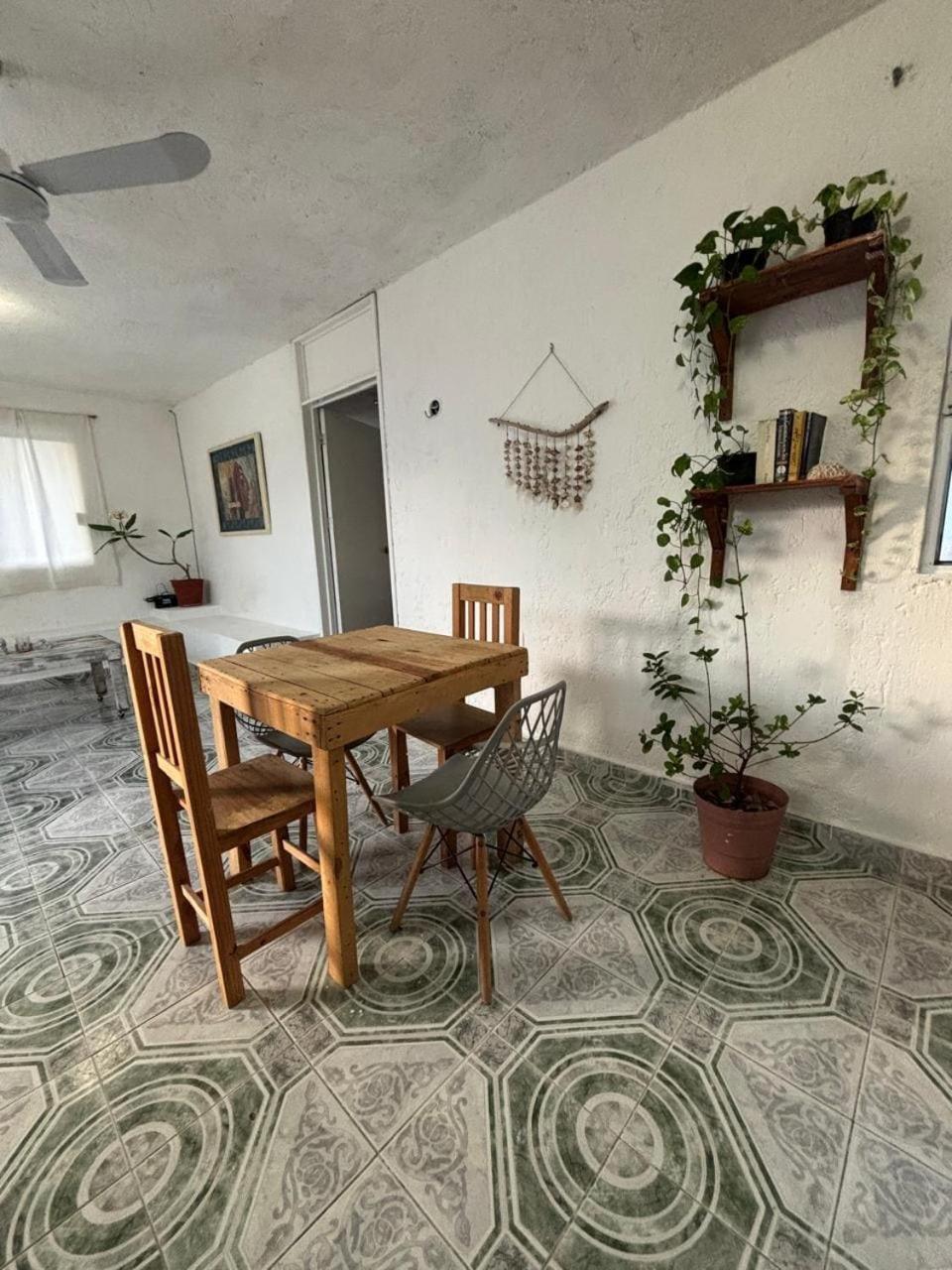 Centrally Located 2 Blocks From The Sea Apartment *