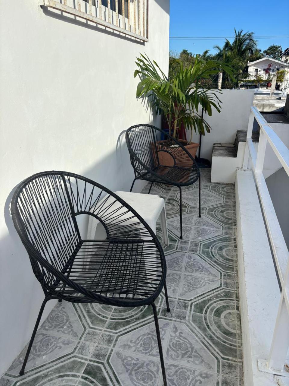 Centrally Located 2 Blocks From The Sea *