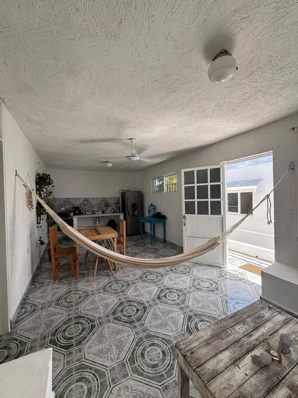 Centrally Located 2 Blocks From The Sea *